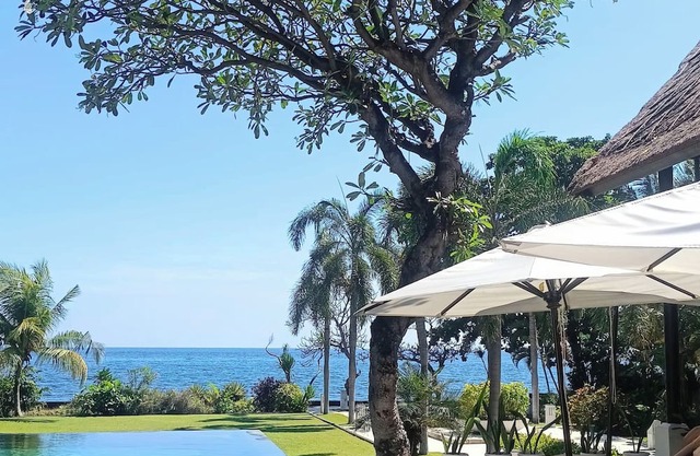 VILLA TERANG BULAN: 4BR private family beachfront villa w/staff, pool & jacuzzi