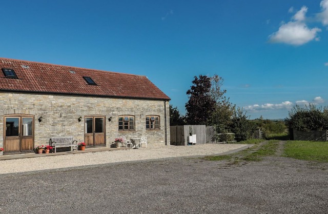 BRAMBLE COTTAGE, romantic, with a garden in Lydford-On-Fosse