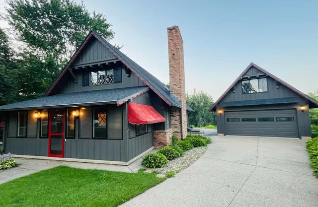 Charming River Chalet sits on Golf Course - 1 block from Waterfront Restaurant!