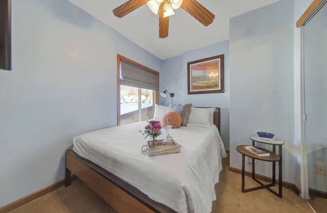 1BR Upper Duplex Art District + Retreat + Backyard + Parking