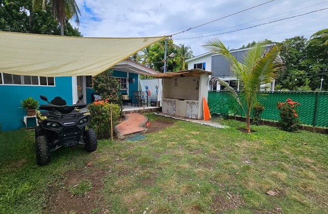 3-bedroom house with swimming pools and access to the beach in Barra de Santiago
