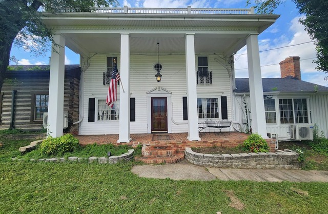 Valley Pike Manor - Historic Farmhouse Retreat