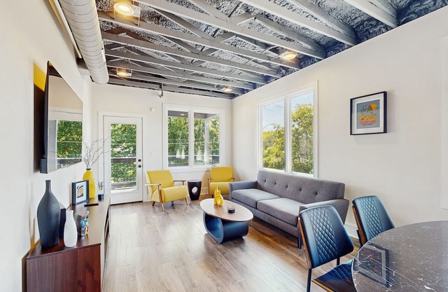 Northshore, upstairs apartment with balcony, full kitchen & pet friendly!