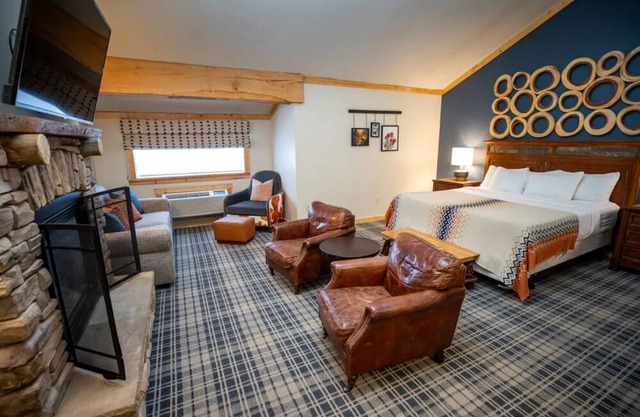 Inviting Alpine Room Near Devils Postpile & Scenic Hiking Trails in Mammoth