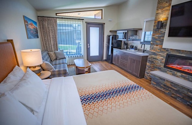 Alpine Room w/Private Parking, Steps from Adventure & Mammoth Ski Shuttle Stop