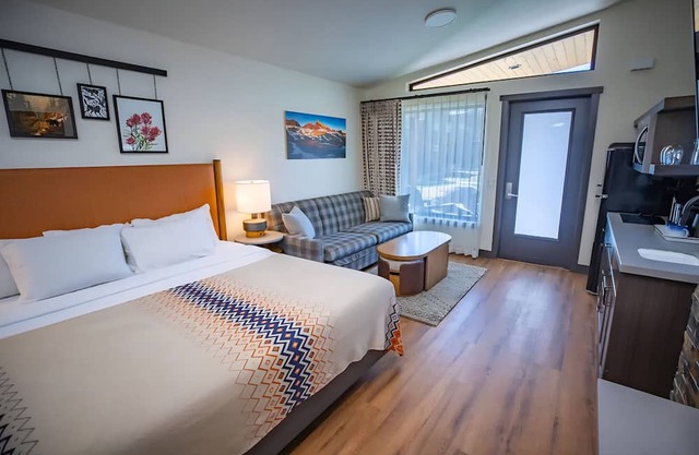 Room Near Yosemite Tioga Pass, Ski Rentals, Local Dining & Scenic Trailheads