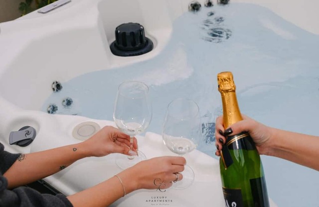 GC Luxury Apartments & Spa 'Suite' with Private Terrace, Wi-Fi and Air Conditioning