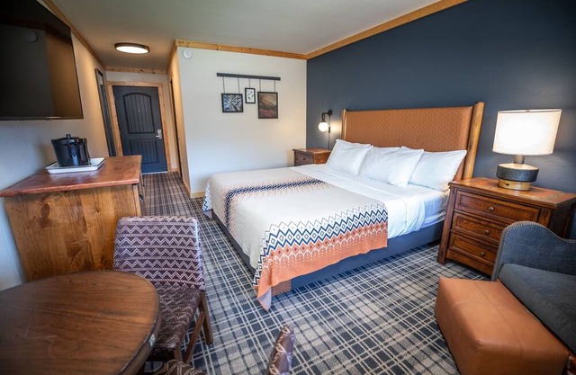 Rustic Alpine Room Near Mammoth Mountain, Perfect for Relaxing After Ski Days