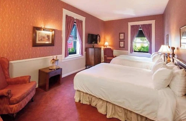 Timeless Elegance in Santa Rosa – Perfect Tranquil Base for Wine Country Trips