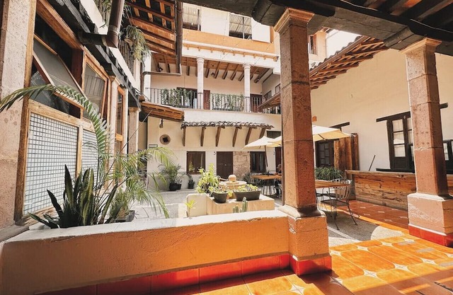 Hotel Room, one block from the Lake centr 7