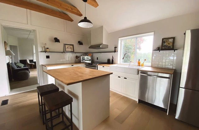 Highland Woods Farm 4BR w/ Private Lake, Sauna and Hot Tub in the Grey Highlands