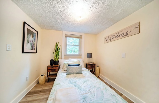 Charming 3-bedroom house in Cuyahoga Falls with AC