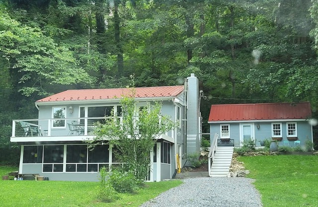 The River House: Charming 2-bedroom home on riverfront in Shepherdstown