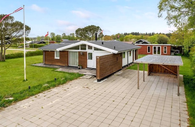 Family-friendly activity house by the sea