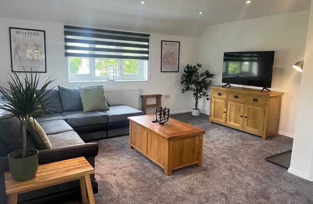 2 Bed Near Gatwick with Parking