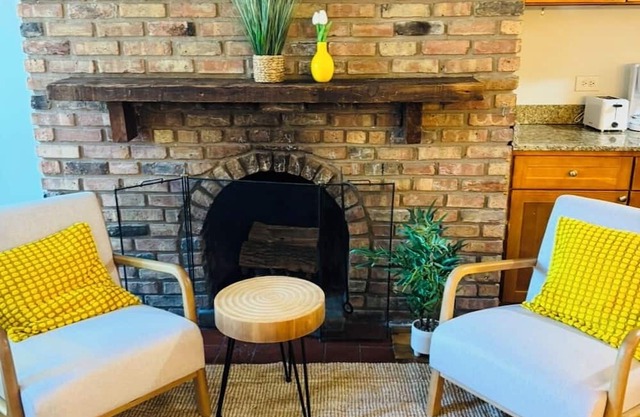 Spacious 2-bedroom apartment with AC in vibrant Chicago
