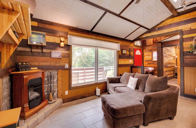Pet-Friendly Lake Lafayette Escape w/Fire Pit