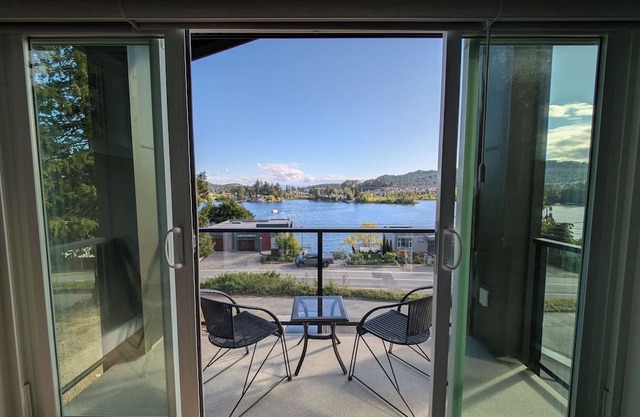 Contemporary 3 bedroom retreat near Langford Lake, sleeps 6 guests, 2 full baths