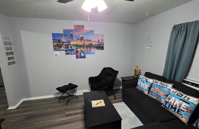 Cozy and Serene 2-bedroom pet friendly house with AC in Downtown Lorain