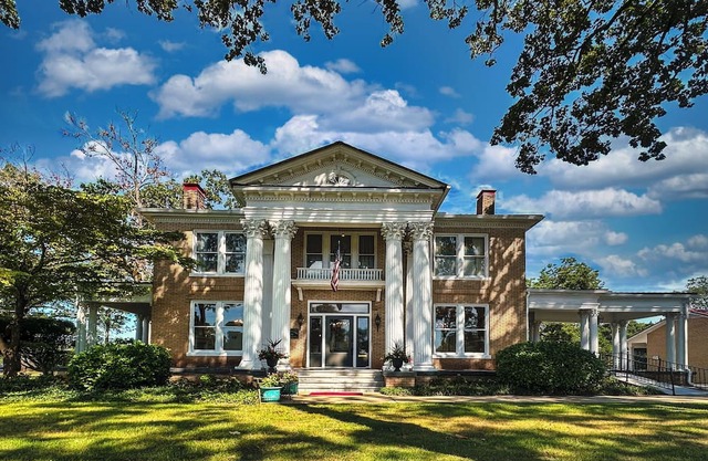 The Inn at Southern Oaks located in Historic Lavonia, GA, close to Lake Hartwell