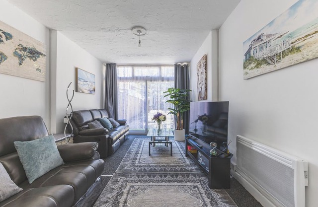 Spacious 5BD Home w/Garden & Parking, Hounslow