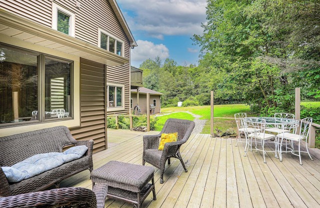 Wooded Retreat on 5 Acres: 6 Mi to Edinboro Lake!