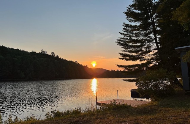 The Papillon Lakehouse - waterfront property one hour from Ottawa