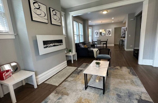 Walk to the Lake! Grill, Fireplace, Sleeps 12