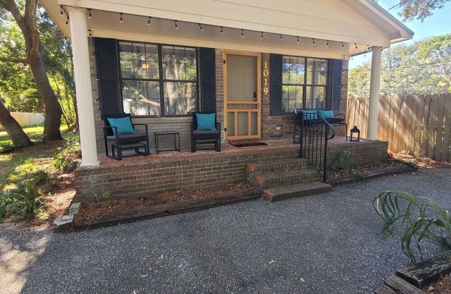 Cottage on Cadillac, Fantastic 3-bedroom with Outdoor Firepit on Dauphin Island