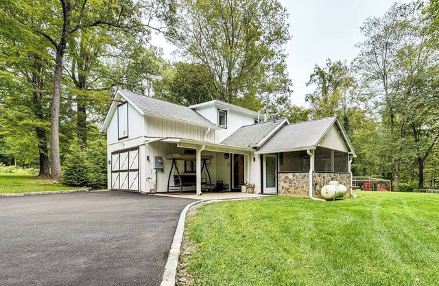 Yard w/ Games: Cottage 2 Mi to Saugatuck Reservoir