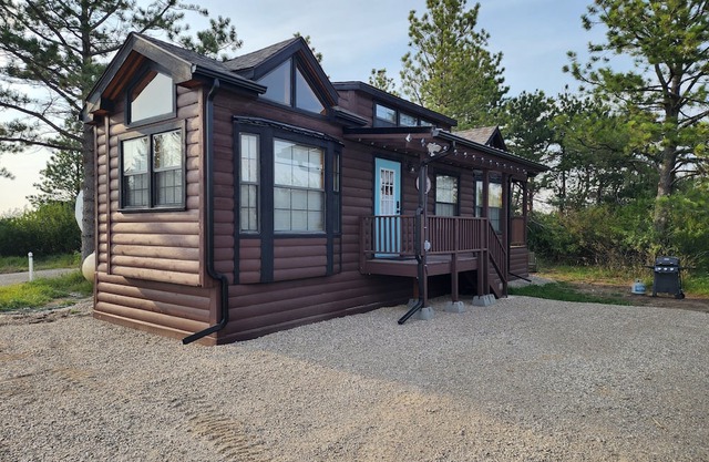 Charming tiny home cabin in peaceful Moore