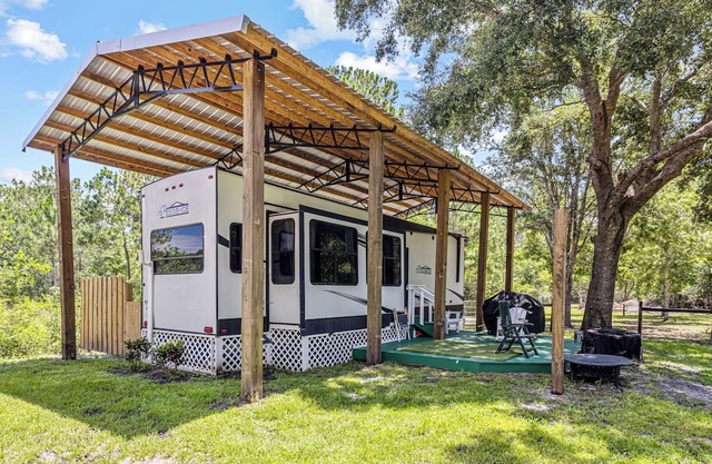 Peaceful caravan with AC in charming Pierson