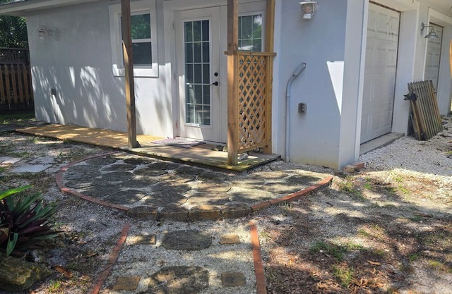 Charming 1-bedroom cottage in fabulous Stuart with AC, close to water, downtown
