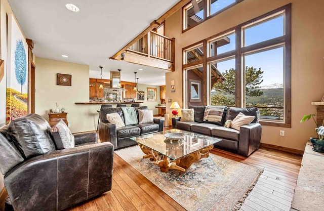Custom 4 bdrm, 3 min to DnTwn Nederland, Sleeps 8, 10 mins to Skiing, Hot Tub