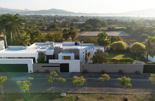 Luxury home in Cuernavaca with pool, jacuzzi, steam room and pickleball court