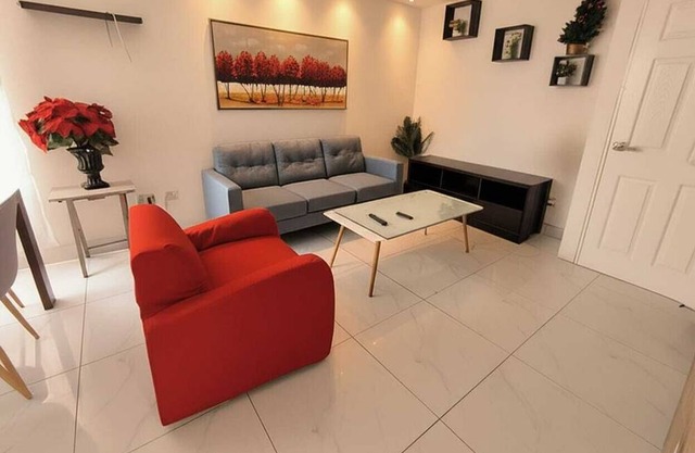 Cozy central shelter, steps away from the Mall (Ideal for families and friends).