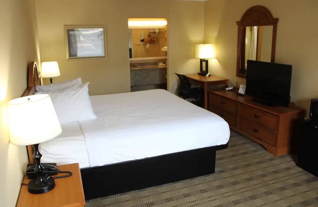 Budget Room Near Blackwater Creek Natural Area – 3.2 Miles l Breakfast Included