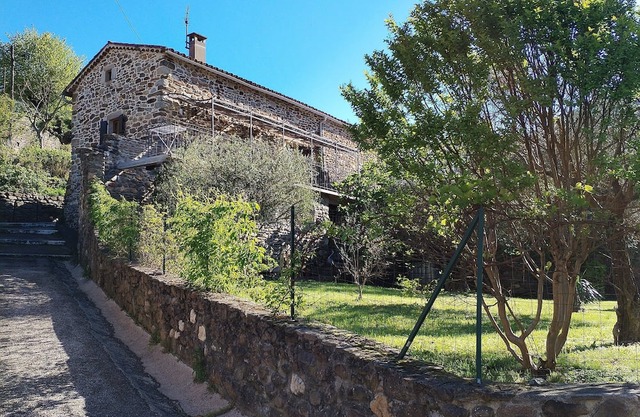 Ma Petite Maison 2 Bedroom Gite with Aircon, swimming pool and linen included