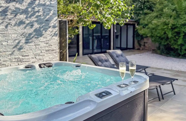 Villa with jacuzzi, sauna, billiard, arcade & cinema just outside Paris.