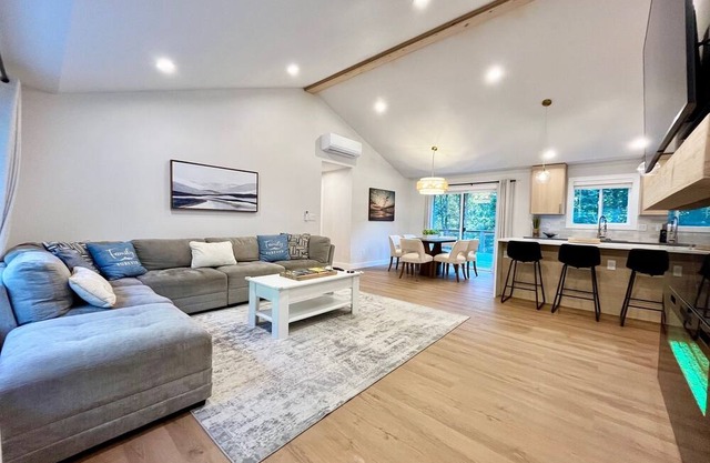 Snap-Worthy Cliffside Modern 4bed/2Bath Home w/AC, WIFI & Plenty of Parking!