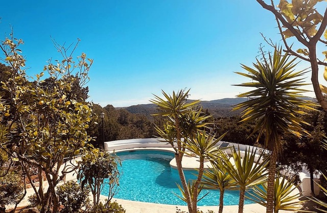 TWO BEDROOM HOUSE WITH SWIMMING POOL & AMAZING VIEWS!