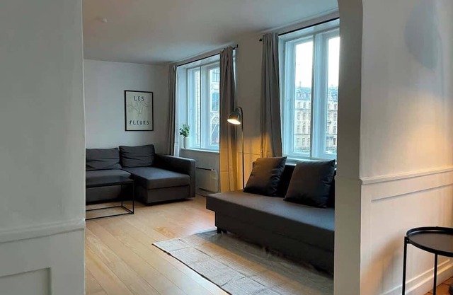 Elegant Townhouse - Steps from Amalienborg