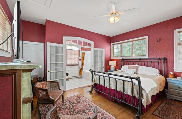 Lancaster Carriage House w/Fireplace & Jacuzzi