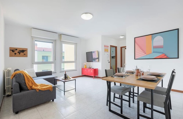 BGY Colorful Home - One Bedroom Apartment, Sleeps 4