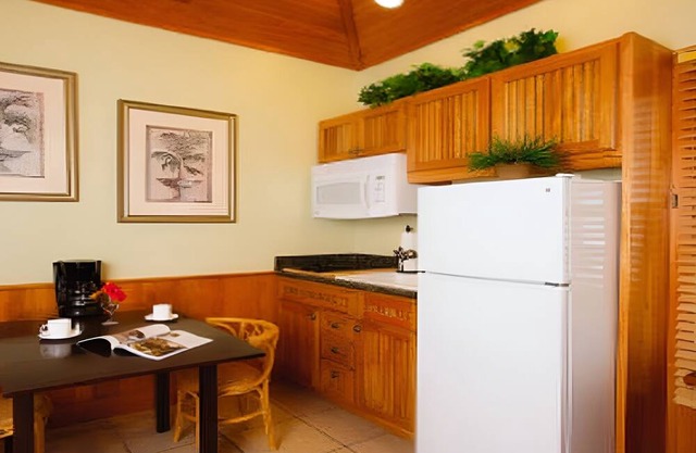 Romantic Escape: Cottage w/Bay View | Porch | Kitchen | Free Parking | Pool