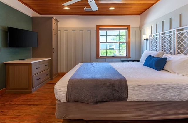 Beach Getaway: Comfortable Cottage w/Stunning Beach Views | Free Parking | Pool