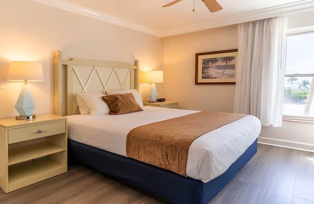 Tropical Haven: 3BR Bay Suite w/Balcony Views | Kitchen | Onsite Pool | Parking