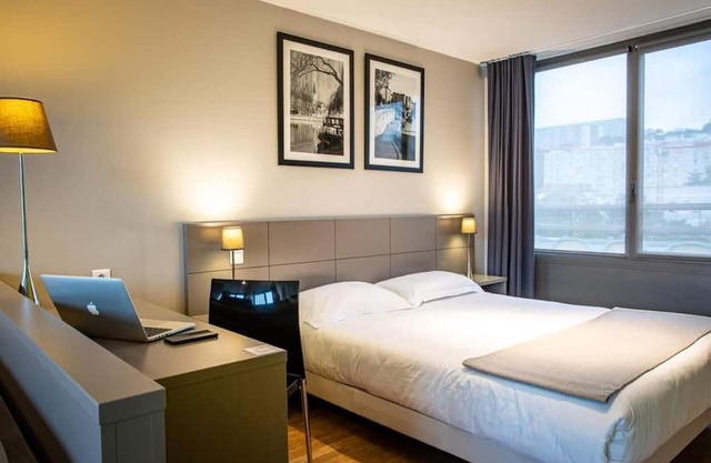 Minutes to Tête d'Or Park! Pet-friendly Suite with City View and Kitchenette!