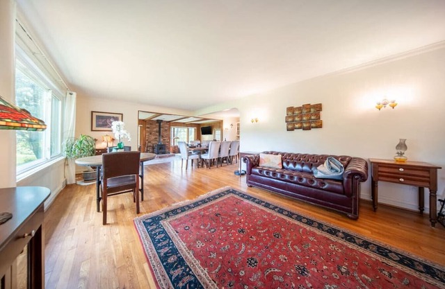 Novelty Wooded Retreat, 3 b 2 b