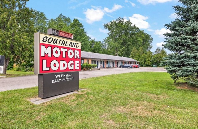 Brownstown MI 1BR Apt w/ Sofa Bed and Bathtub